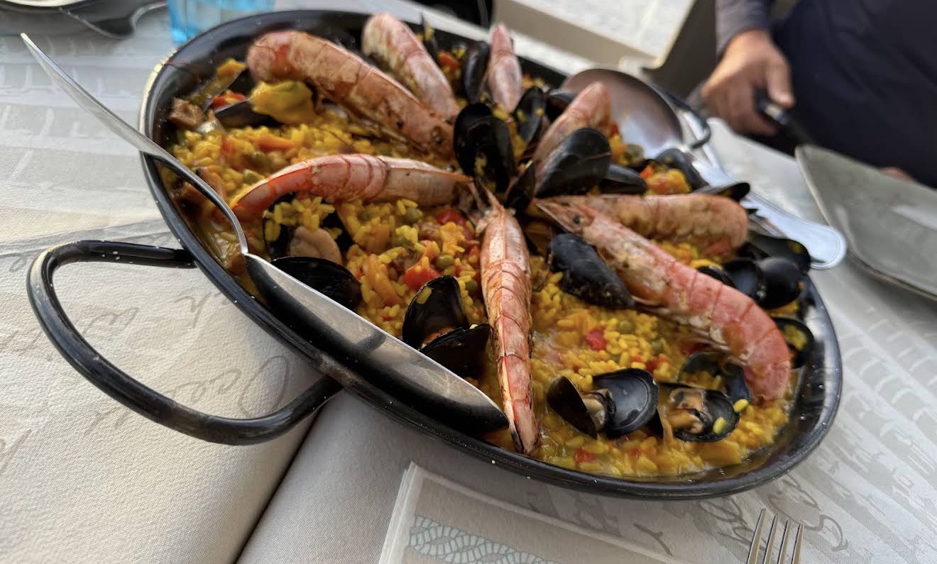 Paella con gamberi